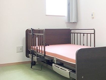 一人用のベッドが置いてある小さな部屋の様子。小さな窓から光が入っている様子