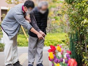 庭で花を眺める様子