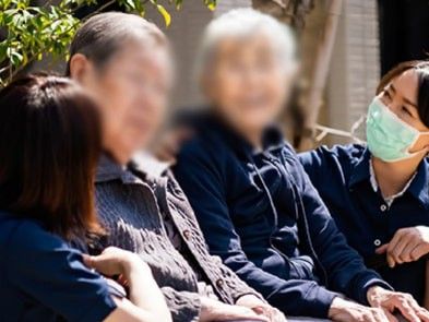 庭での交流の様子