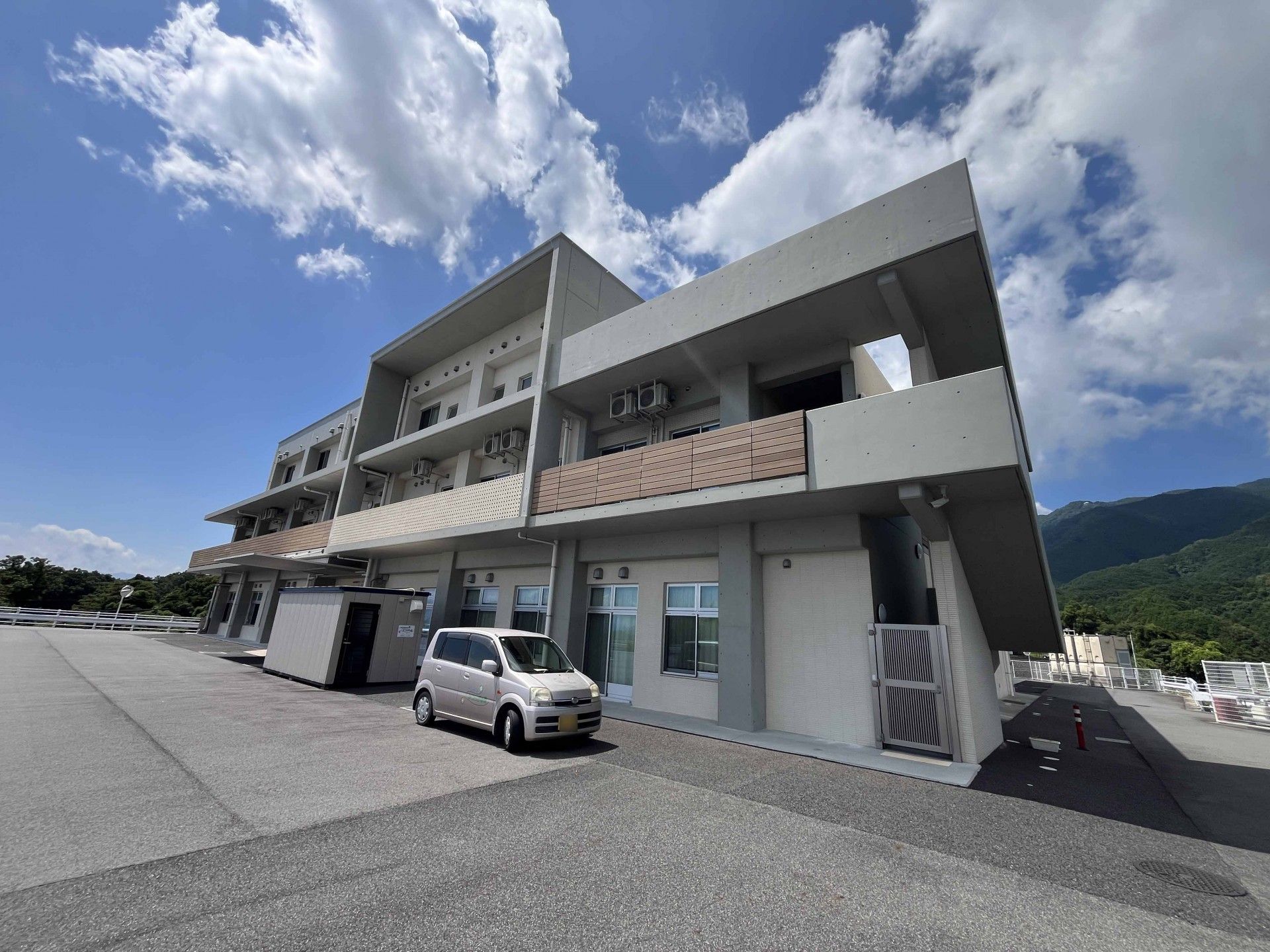 青空の下の建物外観