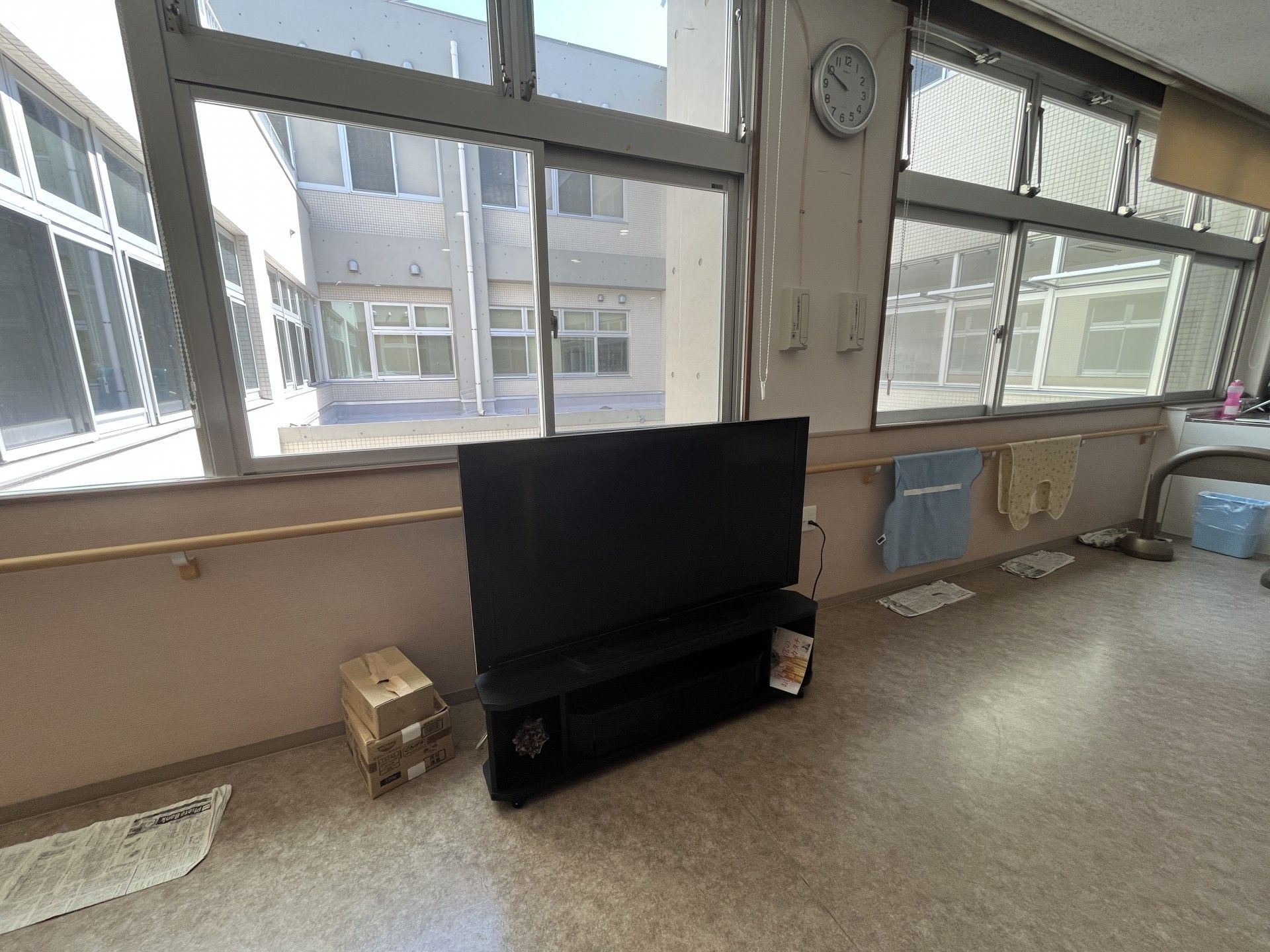 テレビと窓のある部屋