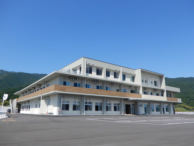 広々とした施設の外観