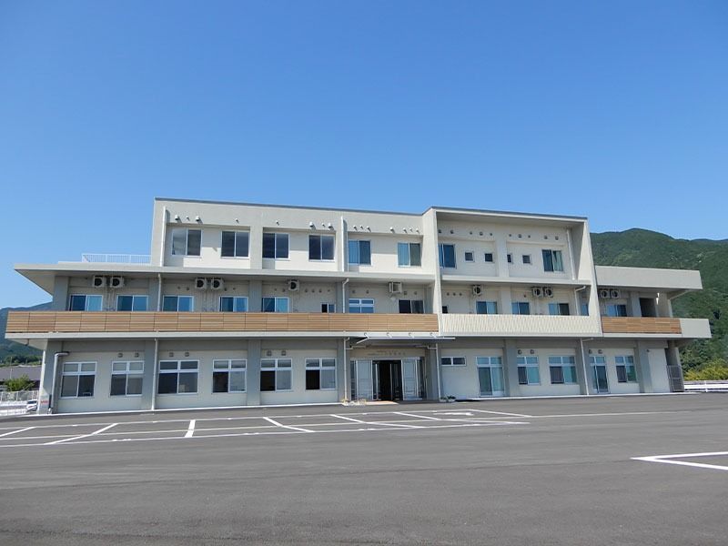 広い駐車場のある建物