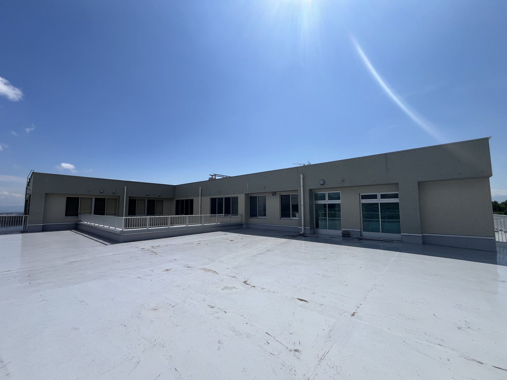 青空の下の屋上