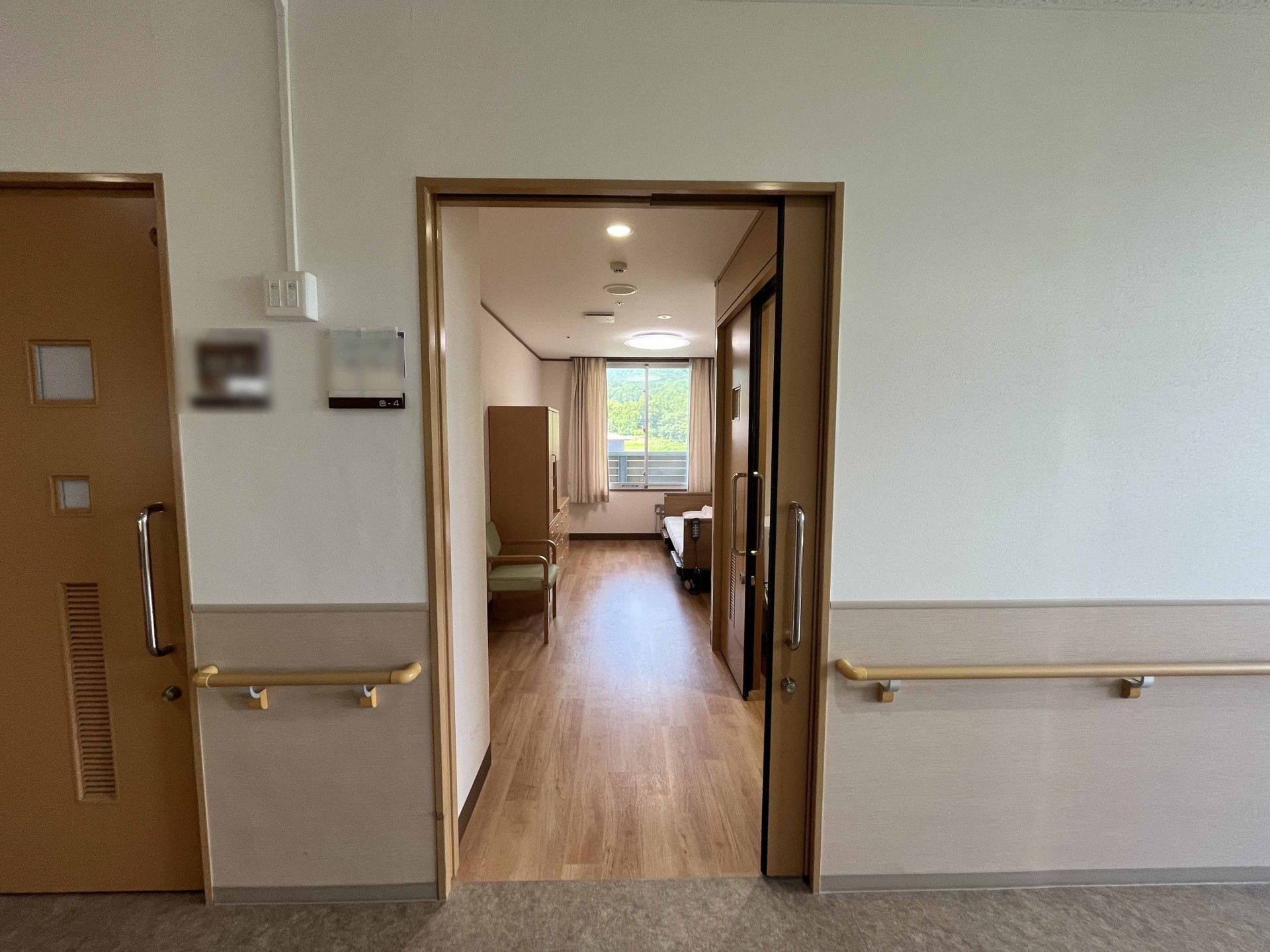 明るい個室の入口