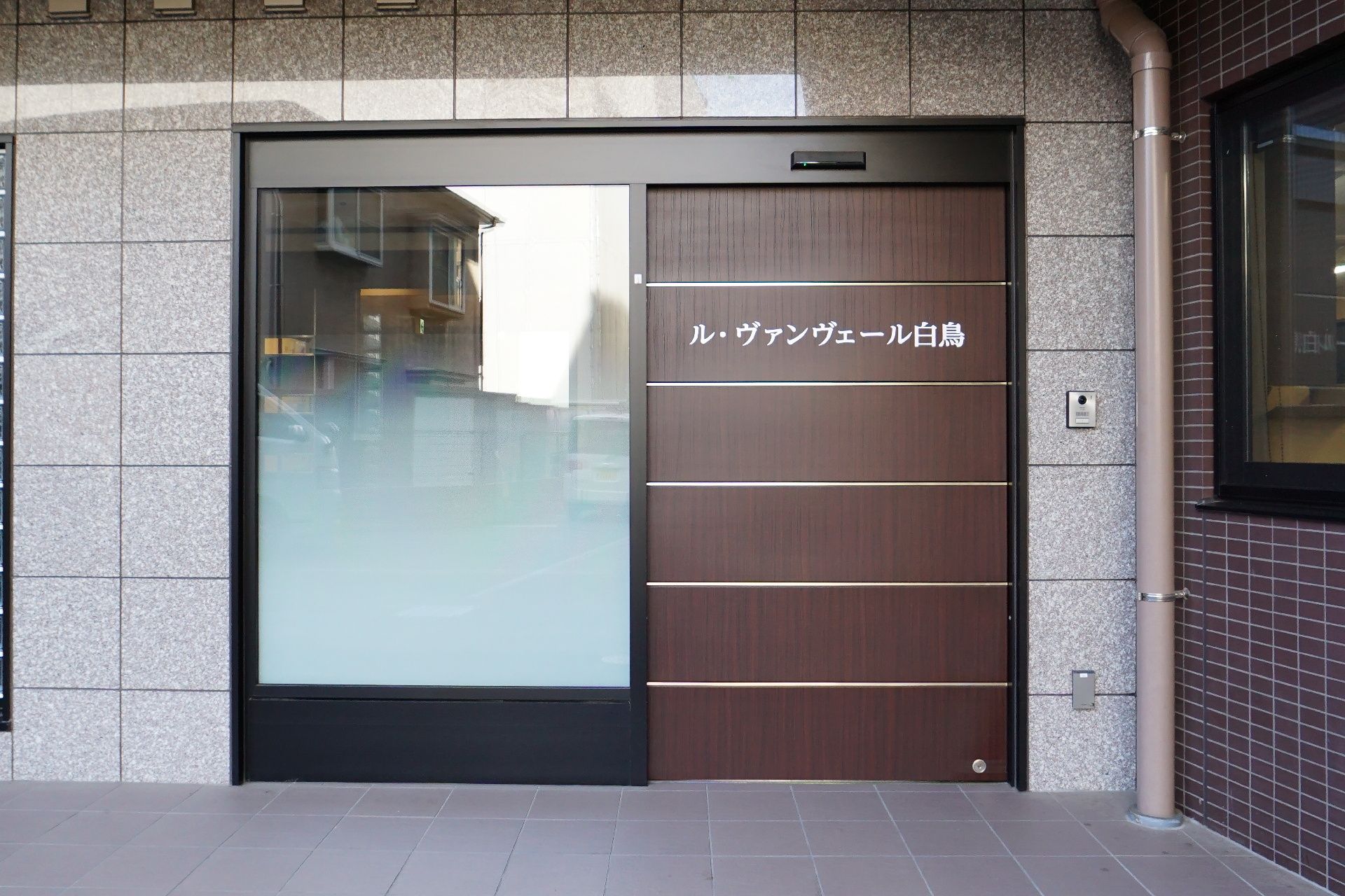 バリアフリーが完備され、段差が極力取り除かれている玄関