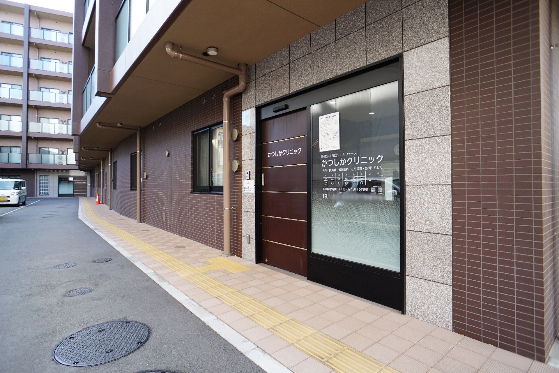 館内まで段差が極力なく、車椅子を使用している方も通行しやすいエントランス