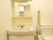 居室には洗面台とトイレを隣り合わせで設置している。トイレには可動式のひじ掛けがあり、体を支えることができる。