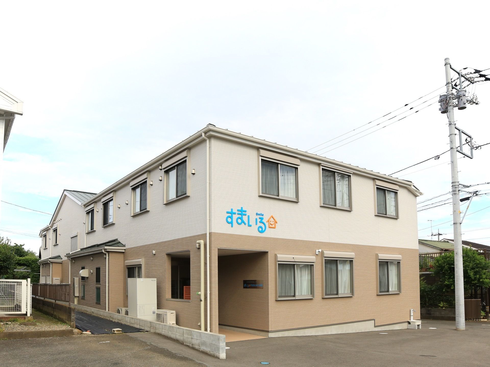 ２色で構成された２階建ての建物である。建物のすぐ横には、電柱が立っている。また、壁には施設名が取り付けられている。