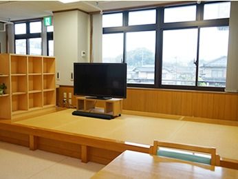 施設内の共有スペースに設けられている畳のこあがりの写真。テレビが置いてあるスペース