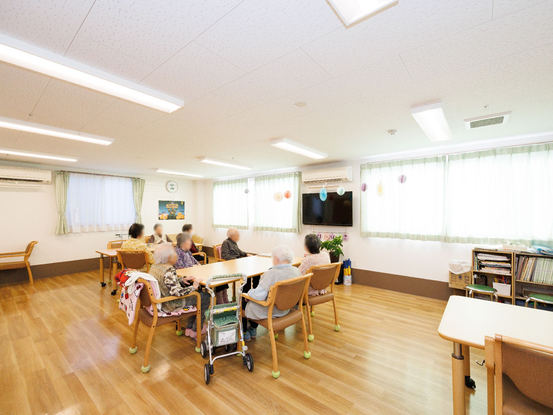 テーブルを挟んで椅子が置かれている共有スペース