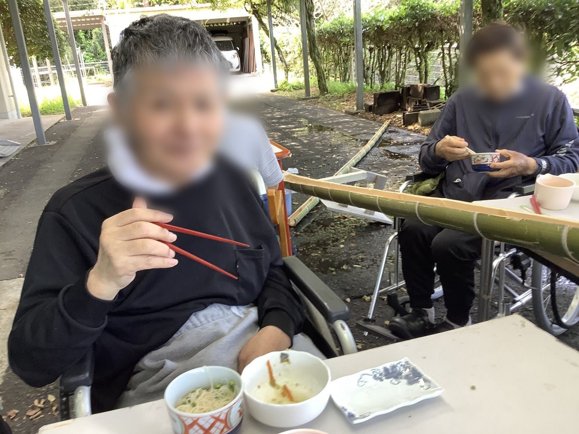 屋外で食事を楽しむ様子