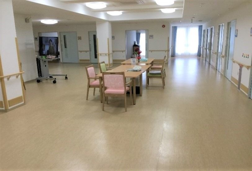 広い廊下とテーブル