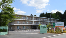 緑豊かな施設の外観