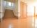 広々とした段差の低い階段である。両側の壁には手すりがついており、踊り場がある。そばには、トイレが完備されている。