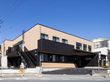 落ち着いた外観の建物