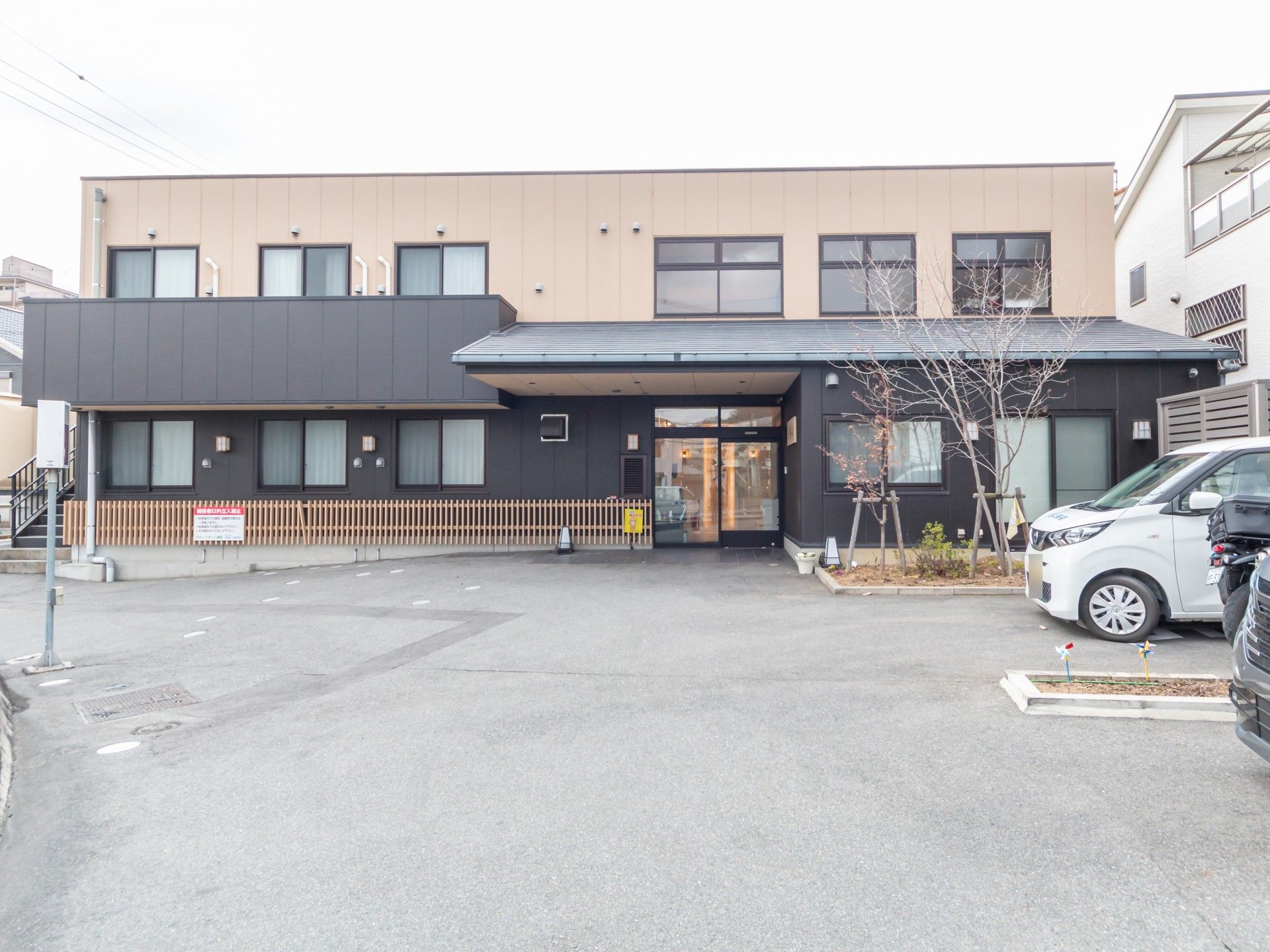 落ち着いた外観の建物