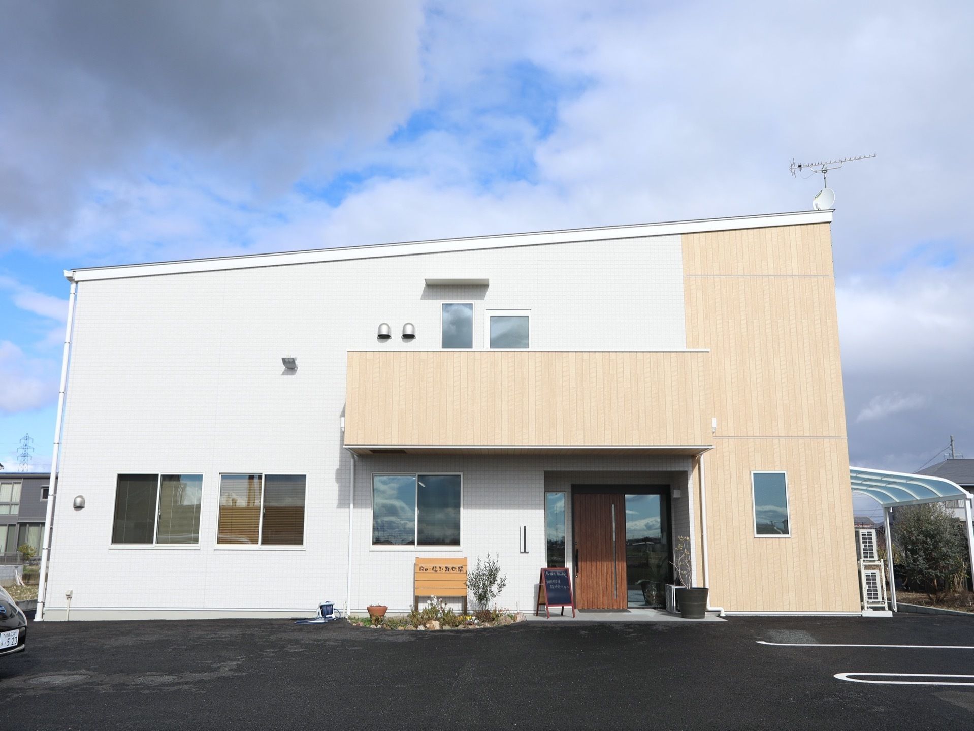 屋根が斜めになった、おしゃれなデザインの建物である。まわりには高い建物がなく、開放感のある場所に位置している。