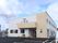施設は2階建ての建物になっていて、玄関の上には木目調の大きなひさしが付いている。玄関の近くには小さな花壇が設けられている。