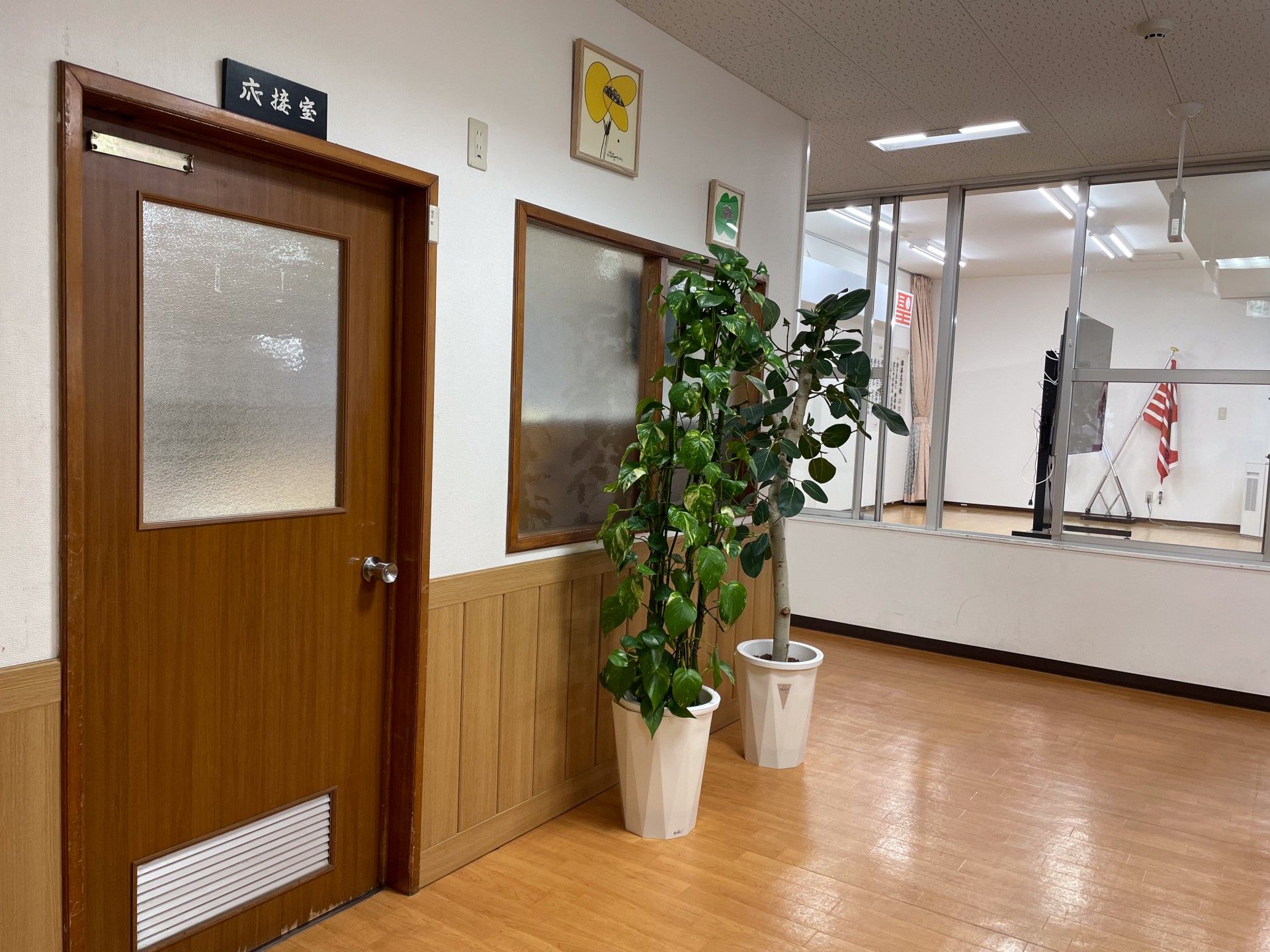 明るい運動室の入口