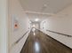 明るく広々とした廊下