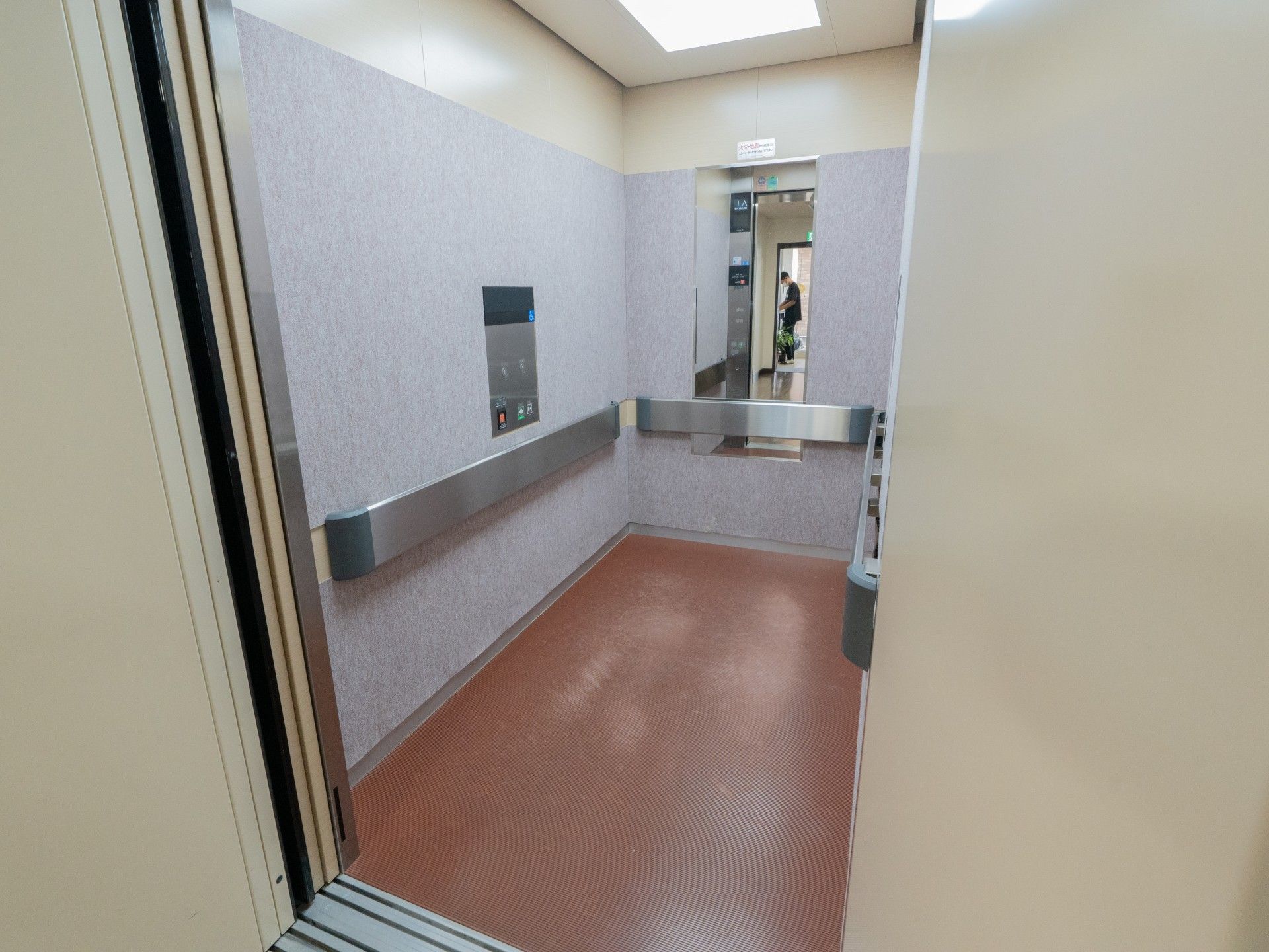 広いエレベーター内部