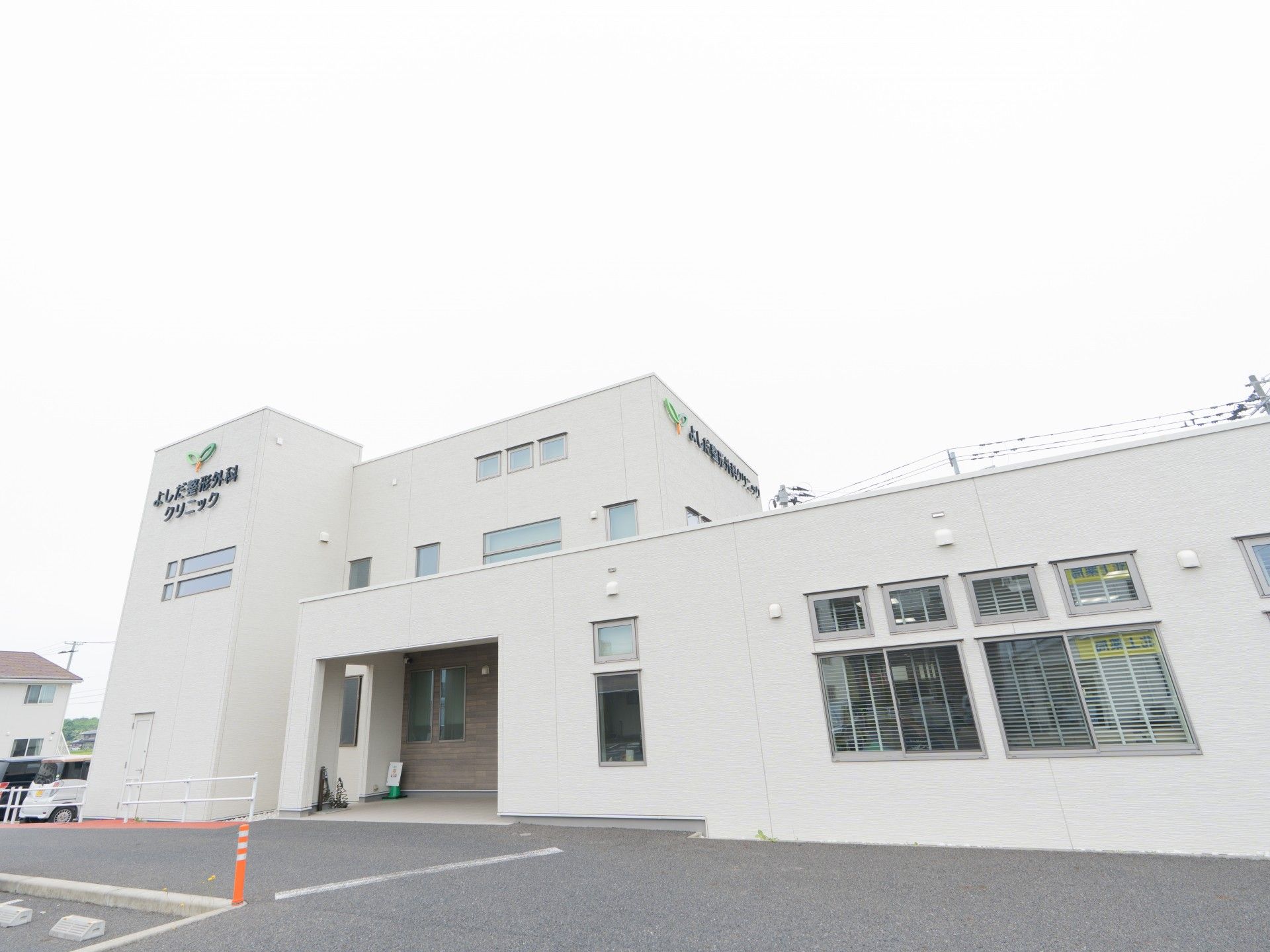 白い外壁の建物