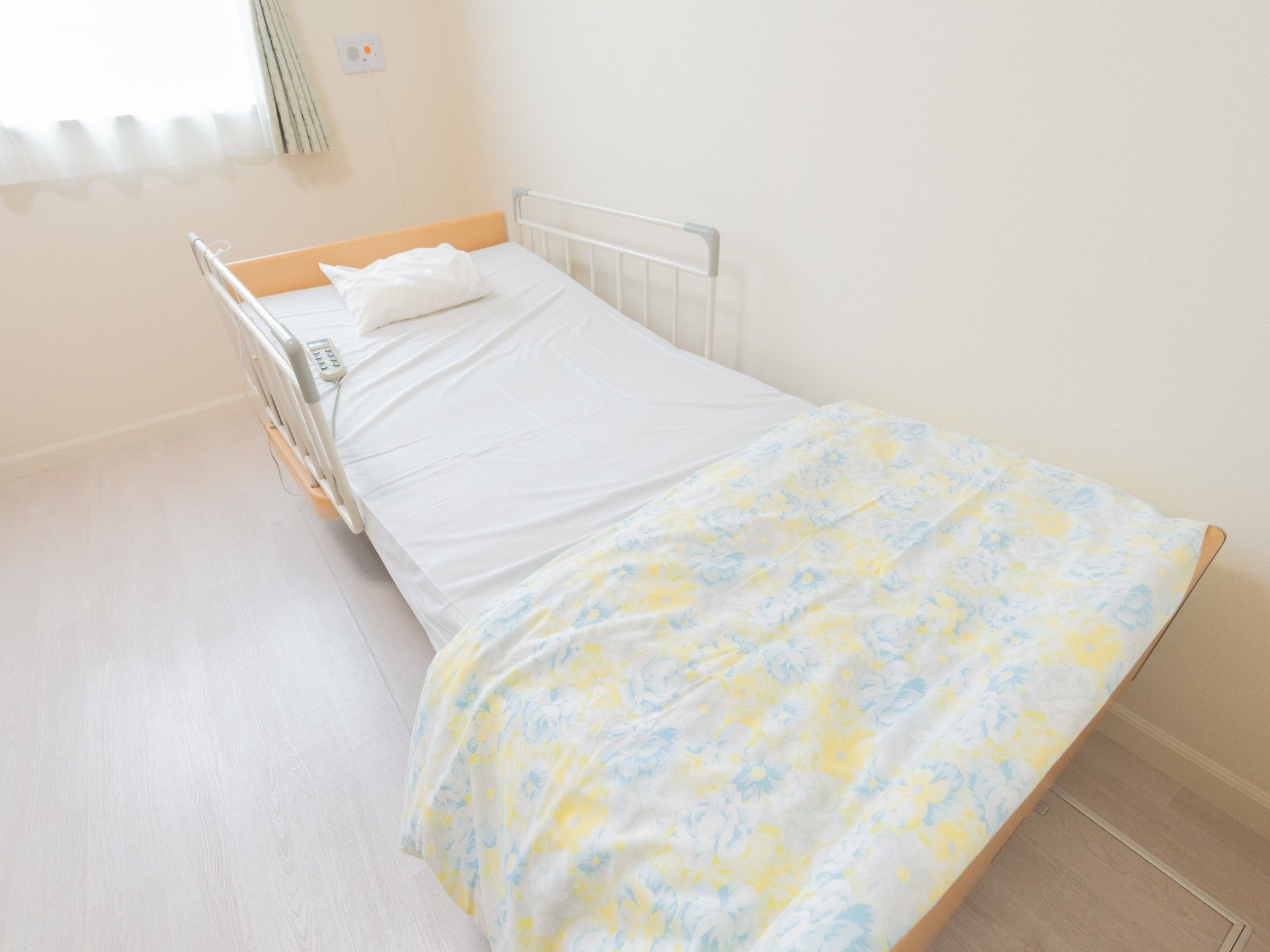 明るい個室のベッド