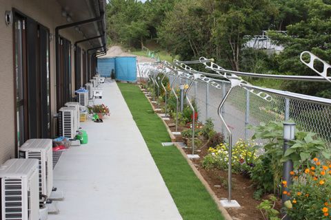 花と緑のある廊下