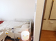 明るい個室の介護施設の部屋