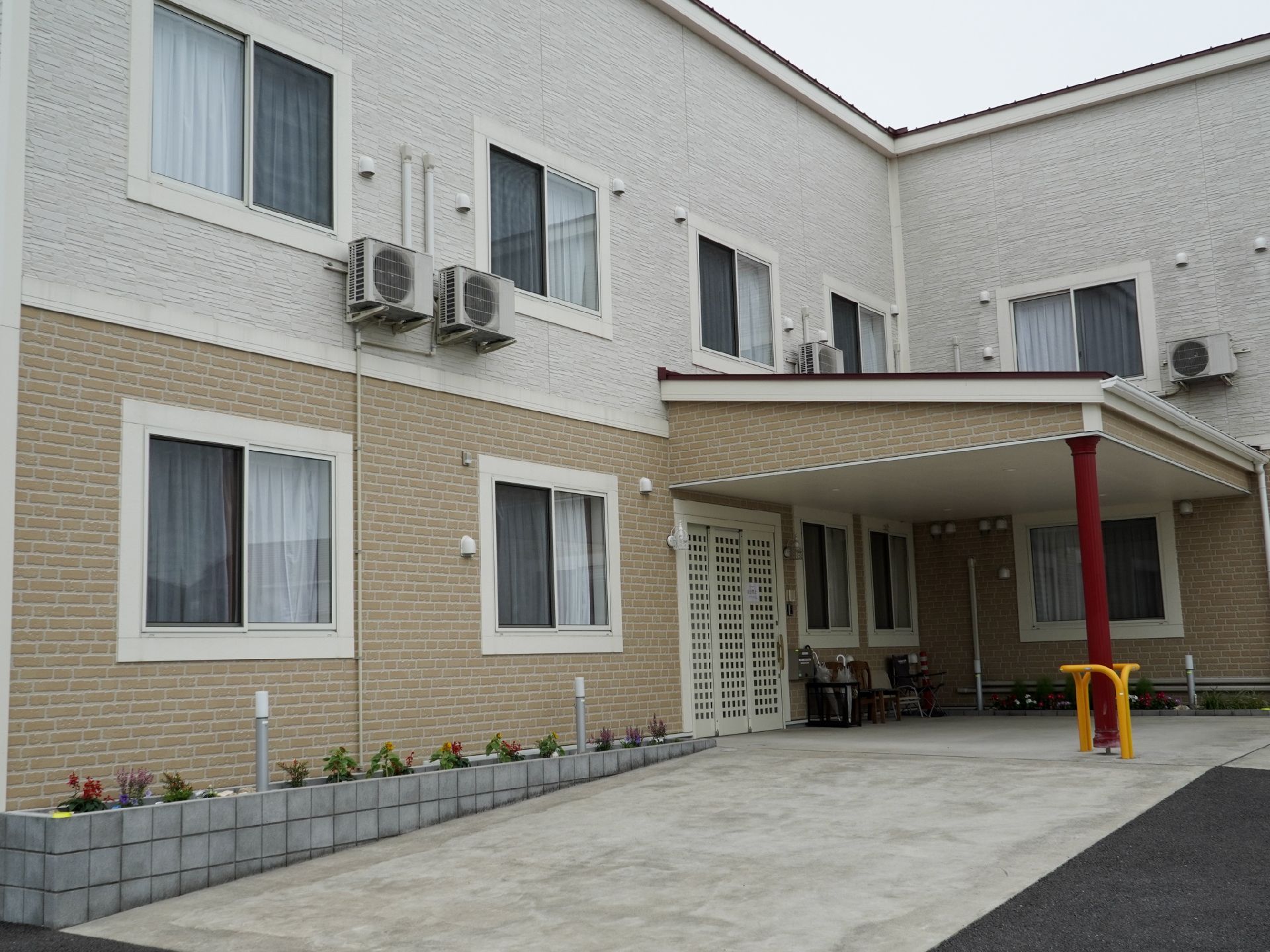 落ち着いた色調の2階建て