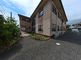 広々とした駐車場と建物の外観