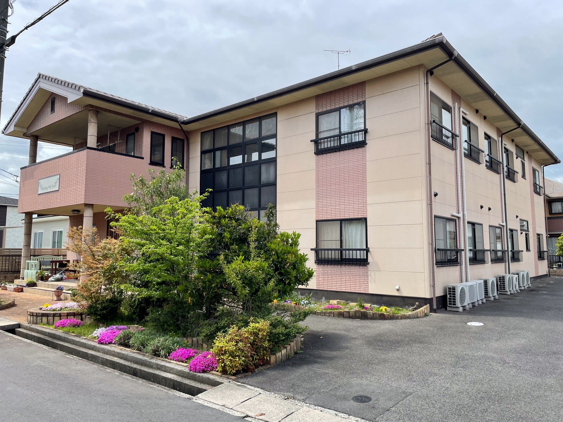 緑豊かな建物外観