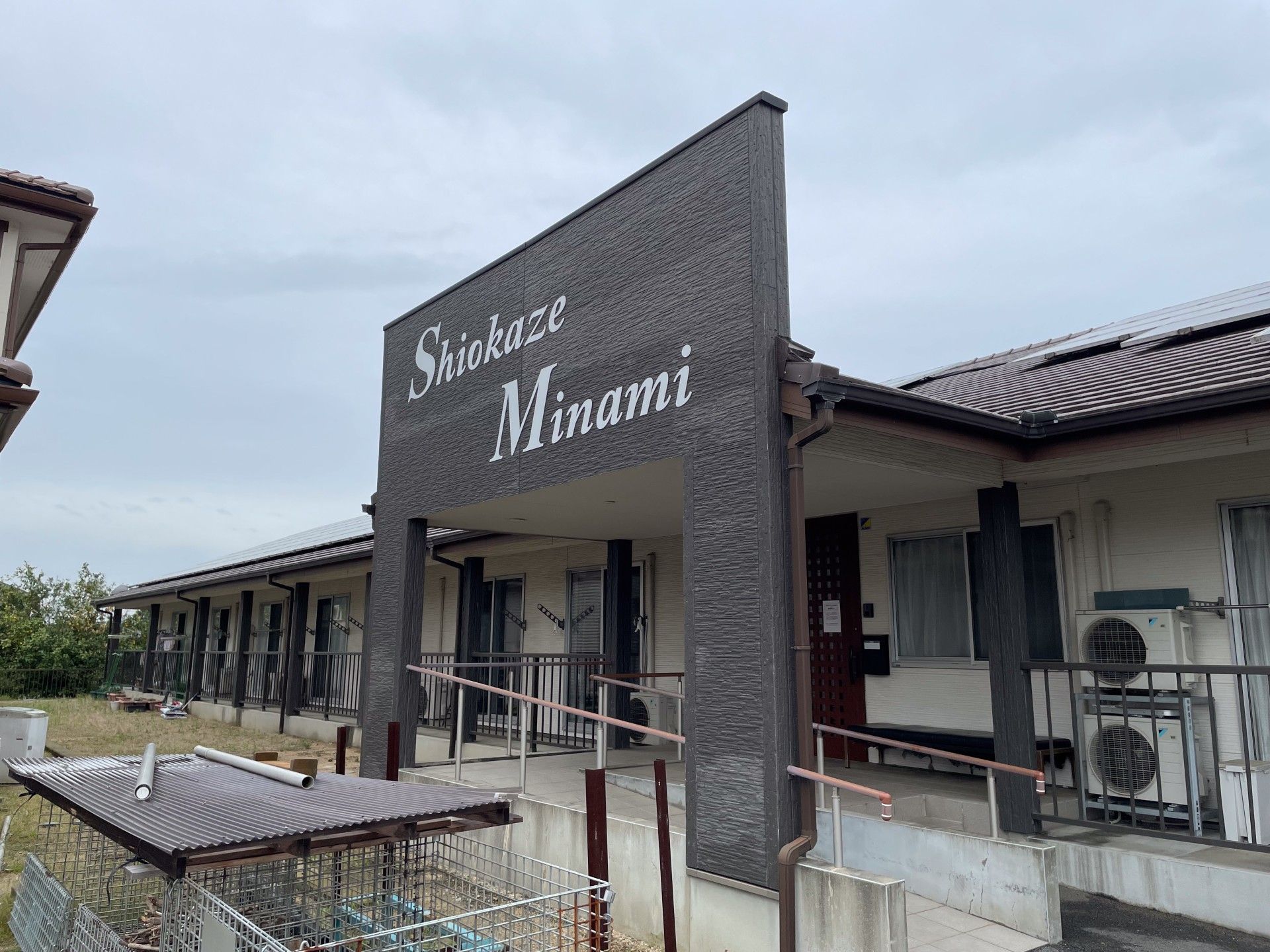 建物の正面玄関