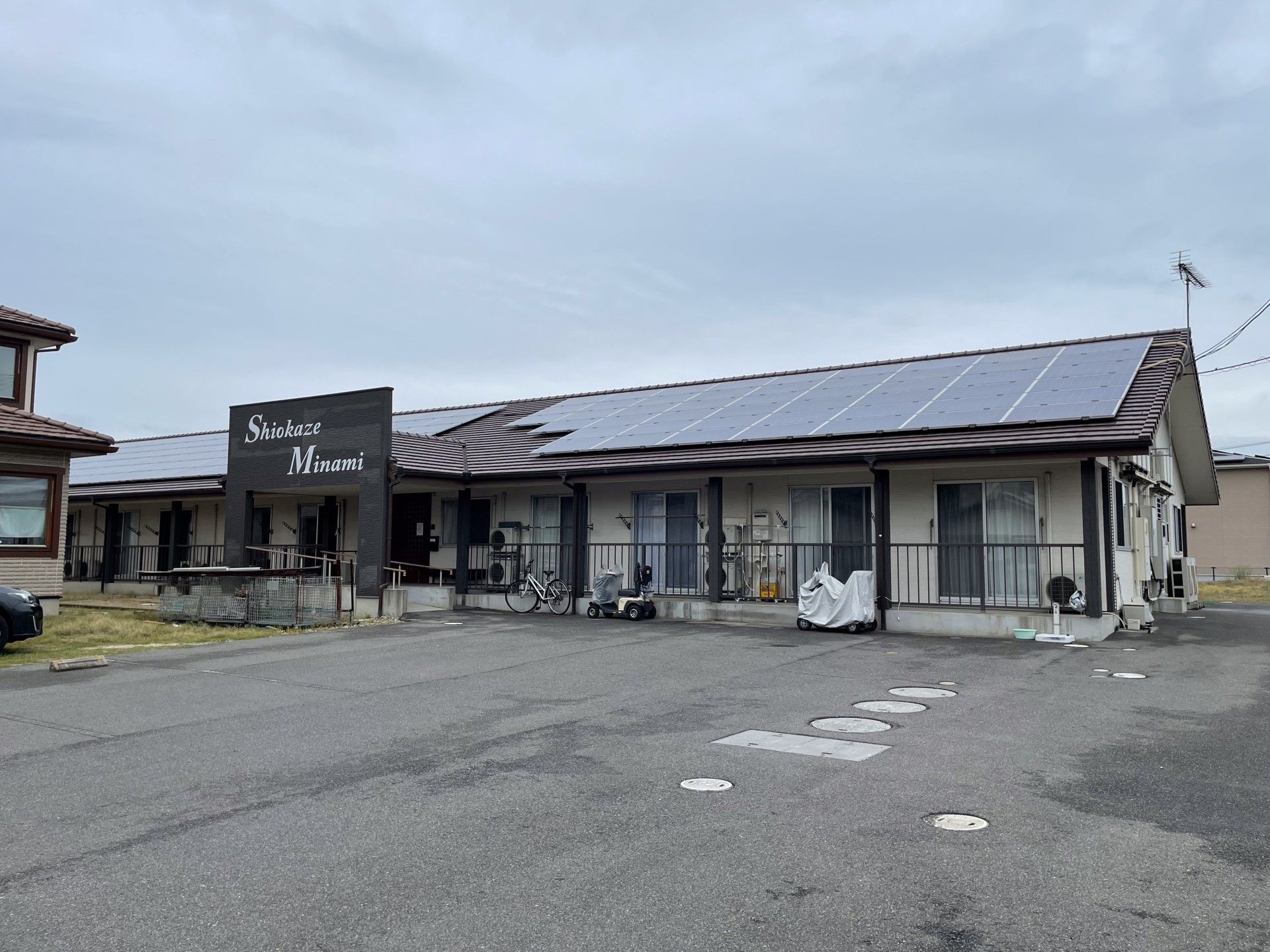 広い駐車場の建物