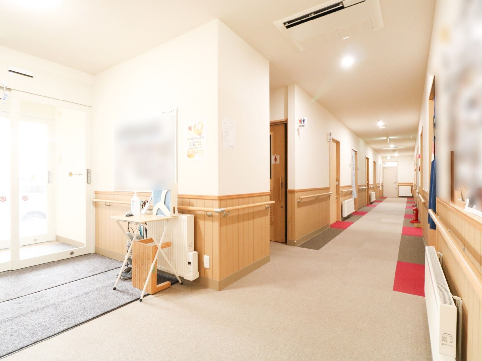 玄関を入って左側に進むと、まっすぐな廊下になっている。廊下の壁の所々にパネルヒーターがある。