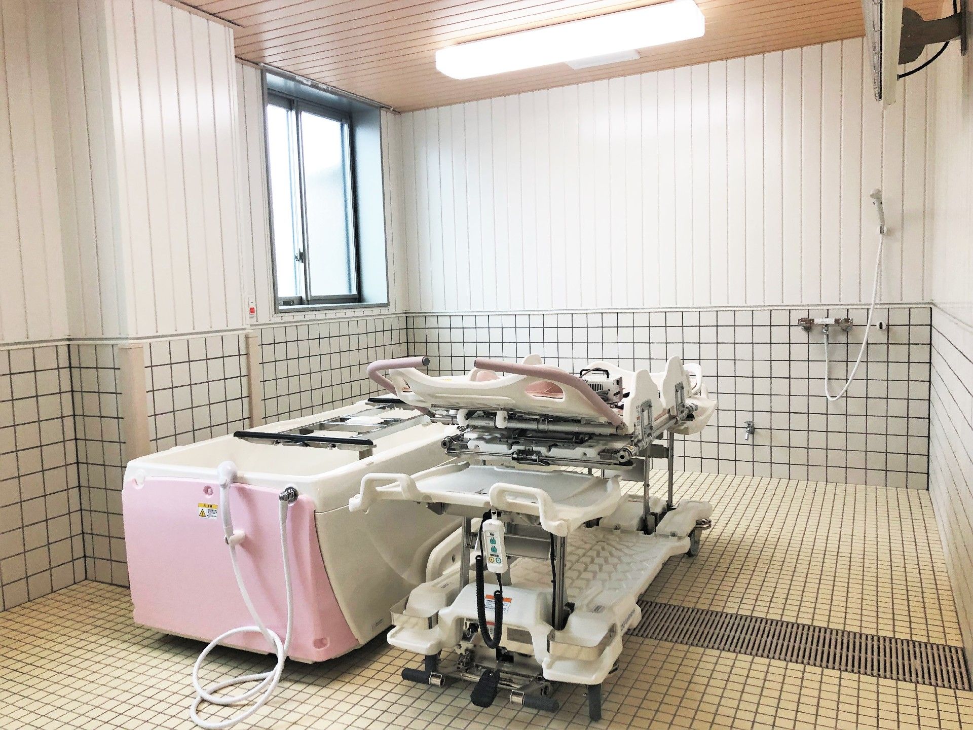 機械浴が置かれた浴室。介護度が高い方も入浴できる設備がある。