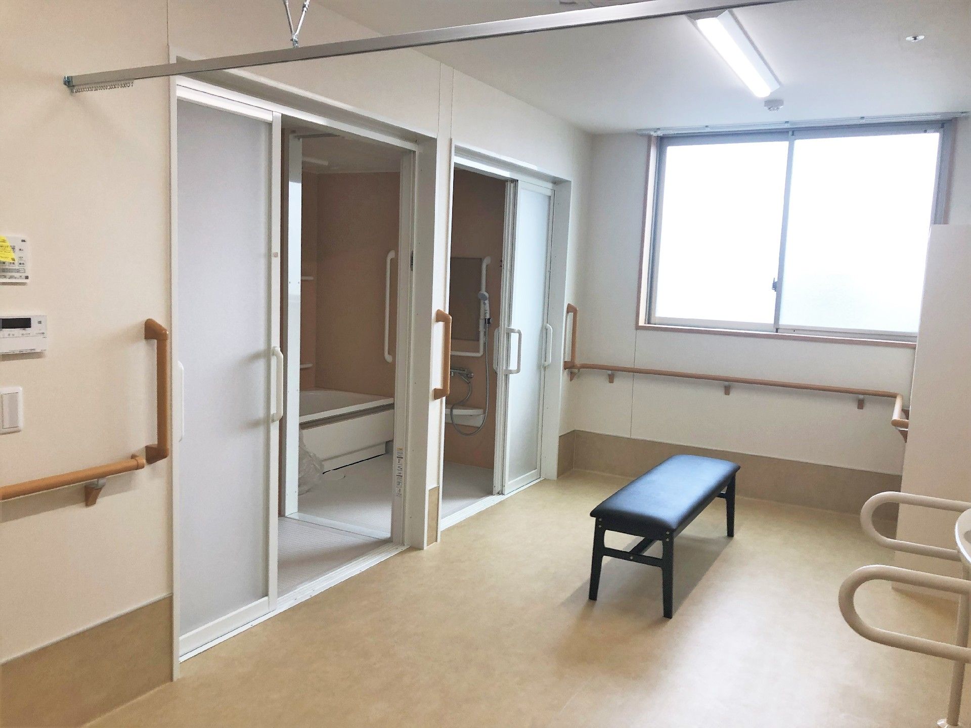 ベンチが置かれた脱衣所には手すりも付き、個浴が二つ並んでいる。