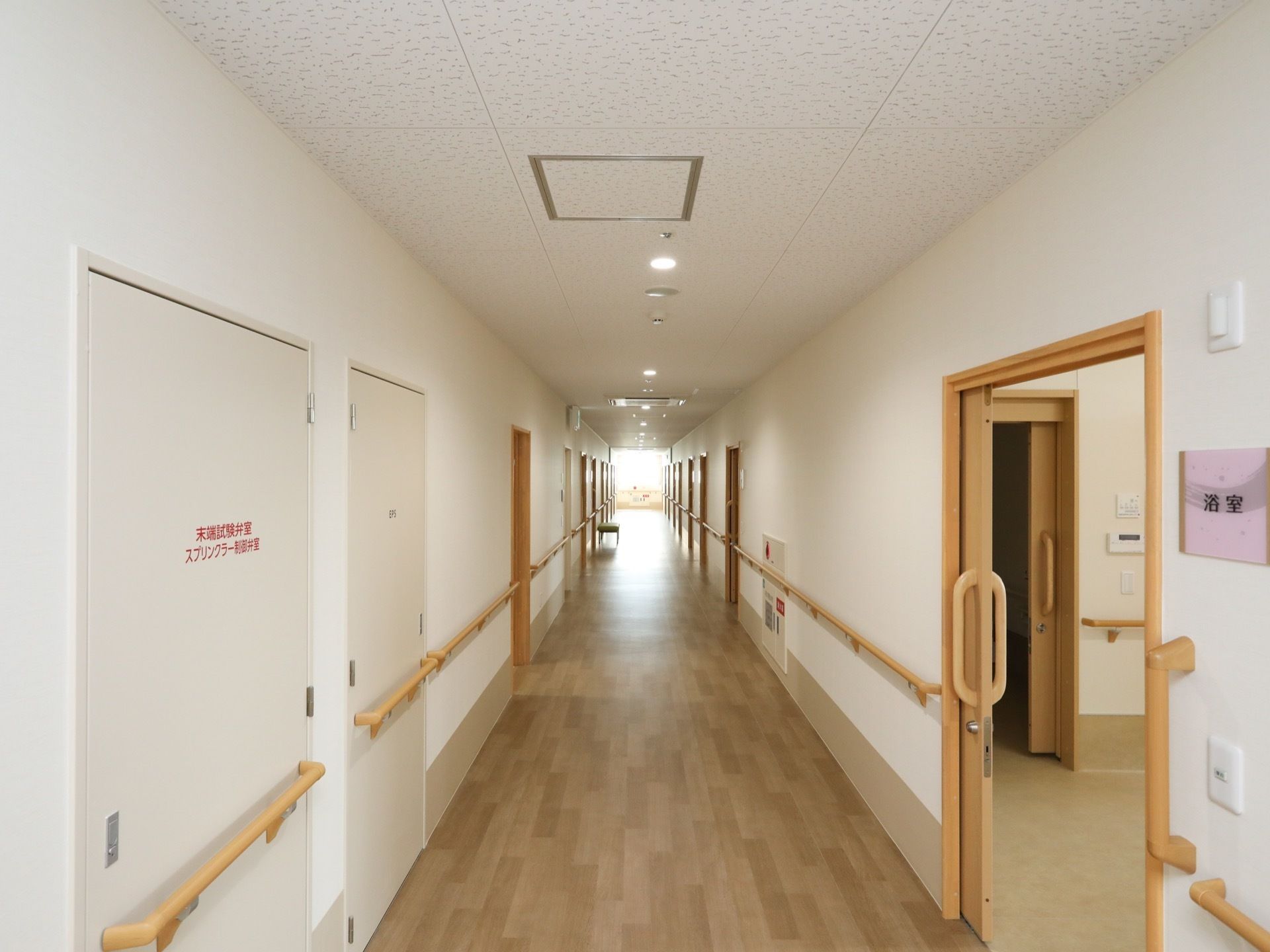 ゆとりある幅が確保された明るい廊下である。扉はスライド式になっており、安全に開け閉めすることができる。