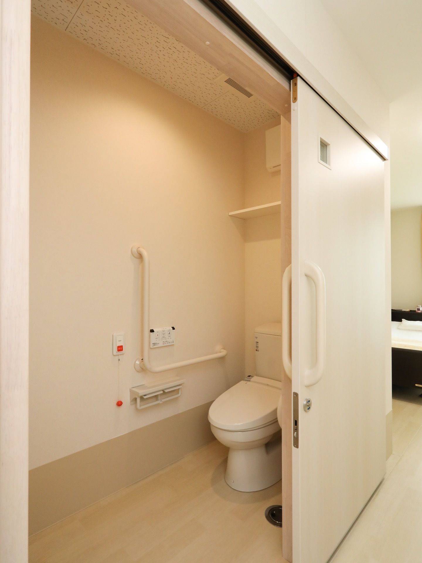 広々としたトイレである。壁には呼び出しボタンがあり、いざという時もすぐにスタッフに連絡をすることができる。