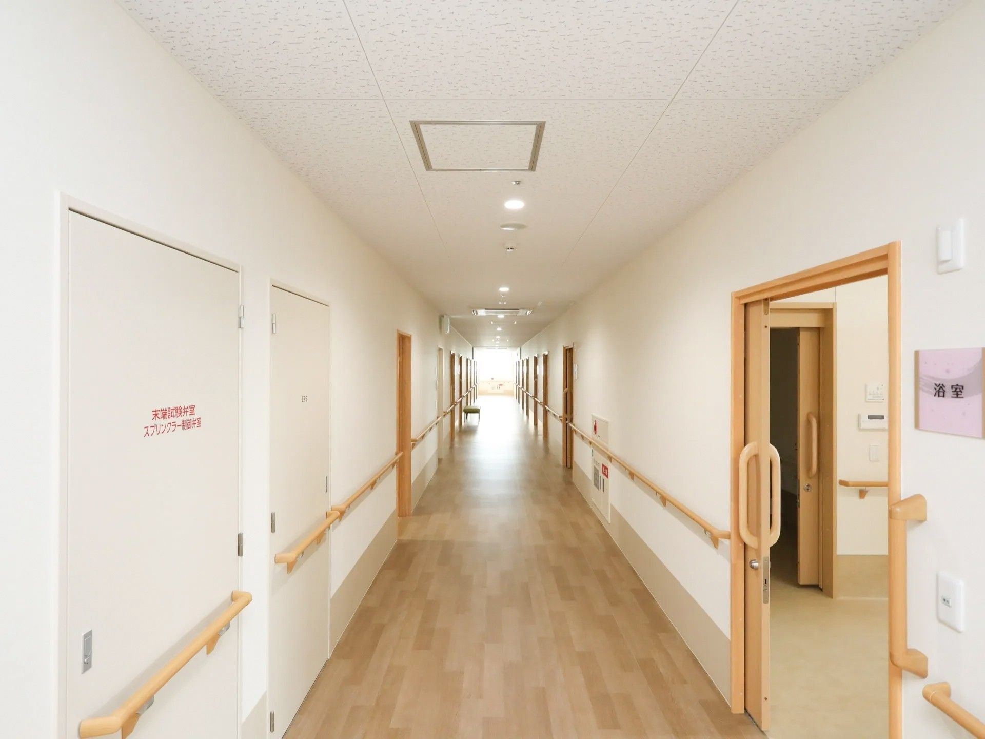 ゆとりある幅が確保された明るい廊下である。扉はスライド式になっており、安全に開け閉めすることができる。