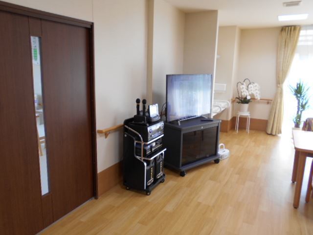 大きなテレビの横にはカラオケセットとラジカセが置かれている。
