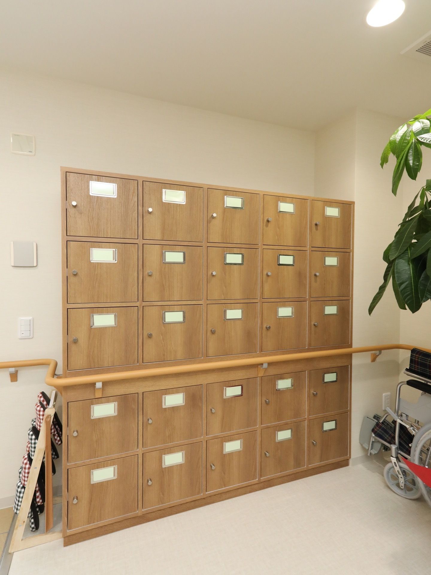 下駄箱は名札つきのドアがあり、それぞれの入居者様用に仕切られている。隣には来訪者様用のスリッパが置いてある。