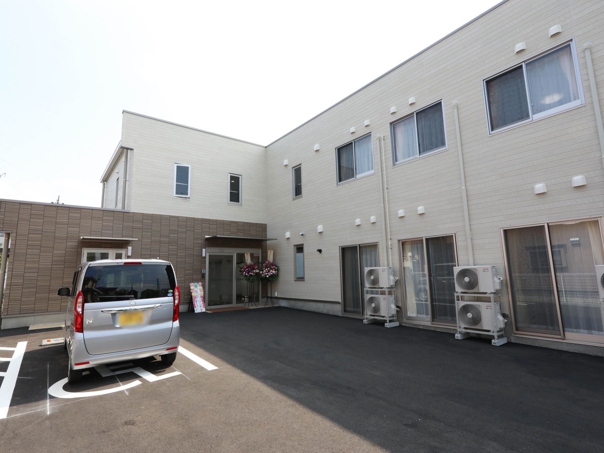 2階建ての建物で、専用駐車場が敷地内に確保してある。建物の外壁は白色と茶色で落ち着いた雰囲気である。