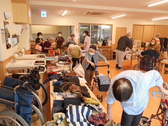 活動する人々の多目的室