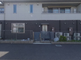 介護施設の屋外駐車場と建物