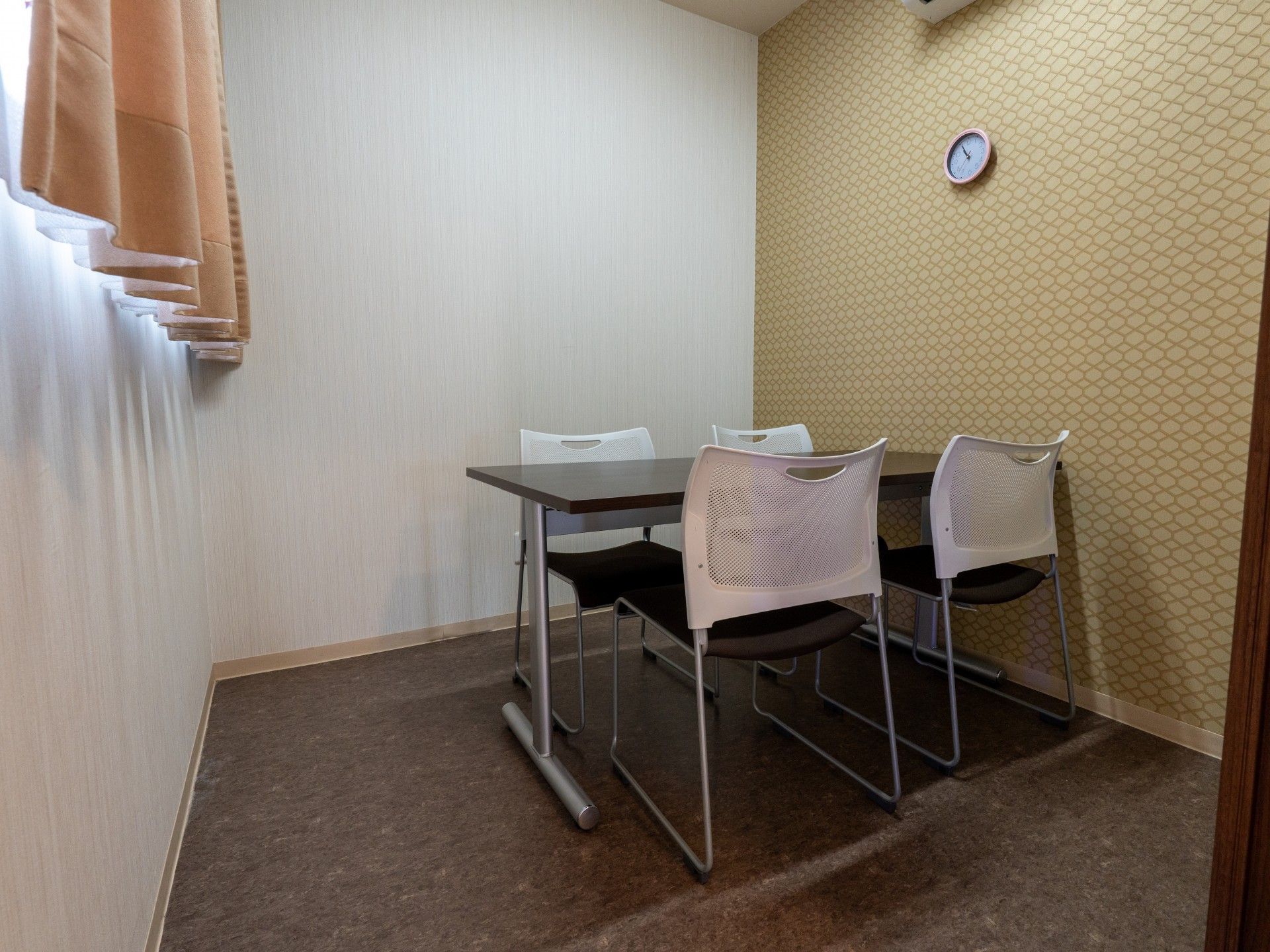 女性ケアマネジャーと笑顔で話す高齢女性