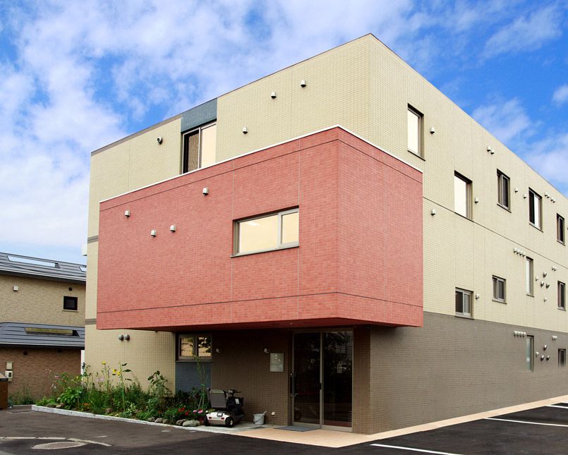 ゆったりとした建物の外観