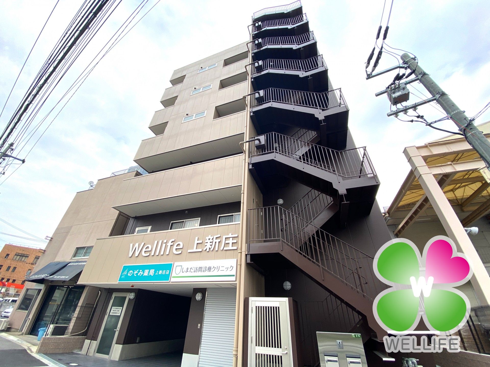 ゆったりとした外観の建物