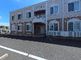 ゆったりとした駐車場のある建物